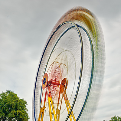 Kirmes Riesenrad Bewegung melancholisch Frankfurt Wolken dunkler Himmel Architekturfotografie Landschaftsfotografie Editorial
