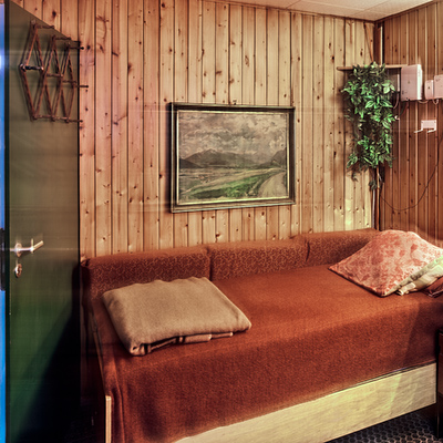 Lebensräume Ruhesofa Kleiderbügel Waschmaschine Innenräume Architekturfotografie Frankfurt Taunus Rhein-Main Editorial Katze Fußmatte